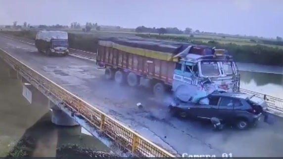 ट्रक और कार की टक्कर में दो की मौत (Photo: Screengrab)
