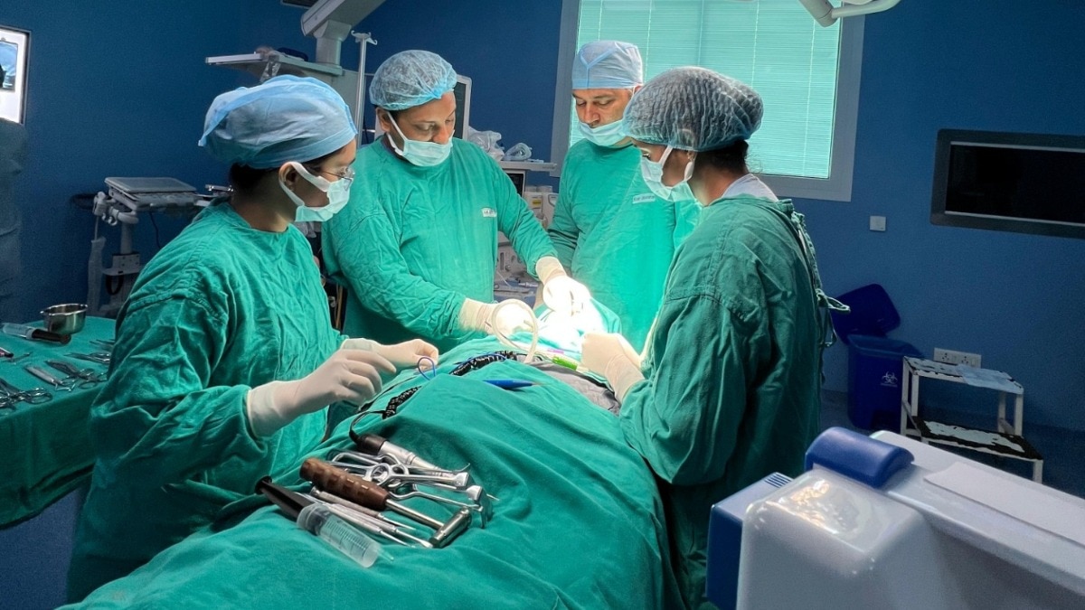 बच्चे का ऑपरेशन करती डॉक्टरों की टीम (Photo:ITG)