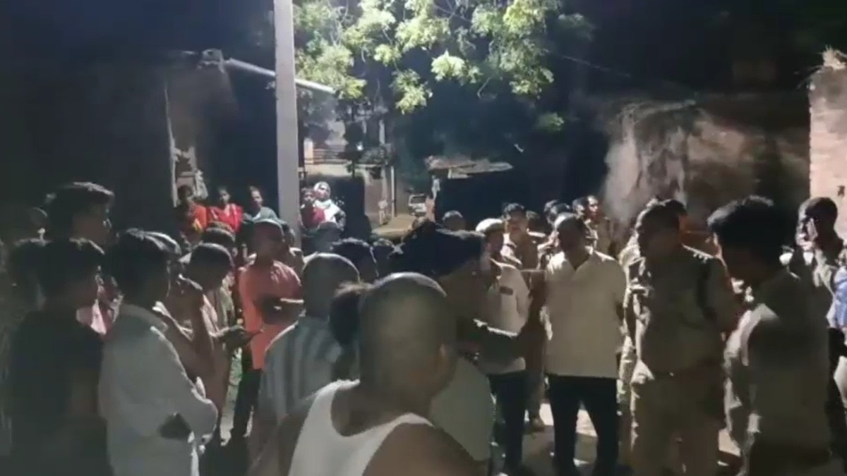 पुलिस ने ग्रामीणों पर किया लाठीचार्ज. (Photo: Screengrab)