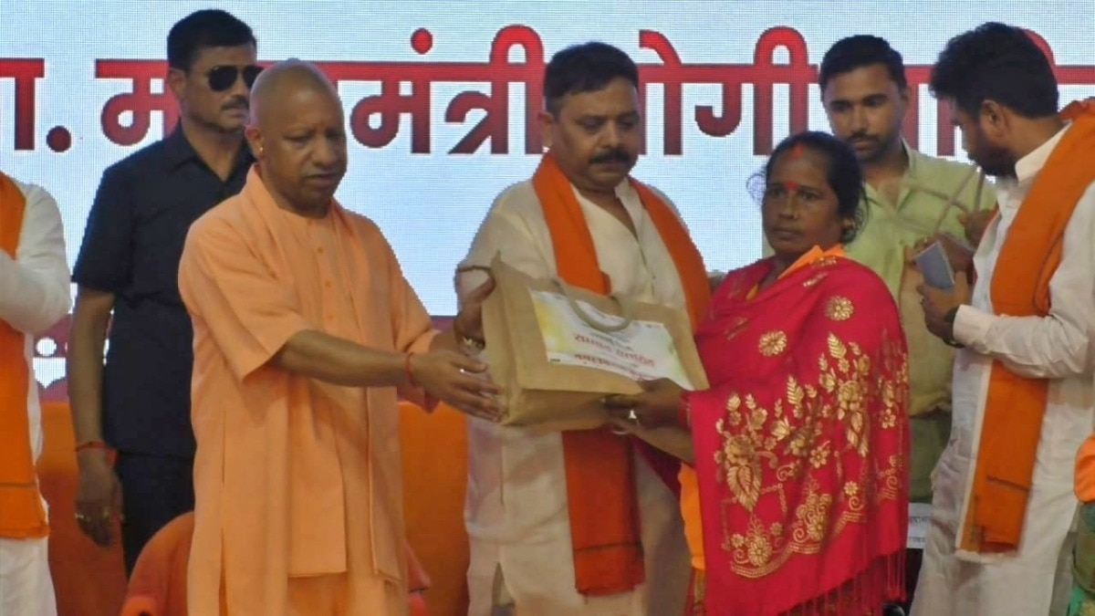 CM योगी का दिवाली तोहफा: सफाईकर्मियों के खाते में अब सीधे 16 से 20 हजार, मिलेगा ₹5 लाख का मुफ्त इलाज – CM Yogi Diwali gift Sanitation workers receive money into bank account lclam