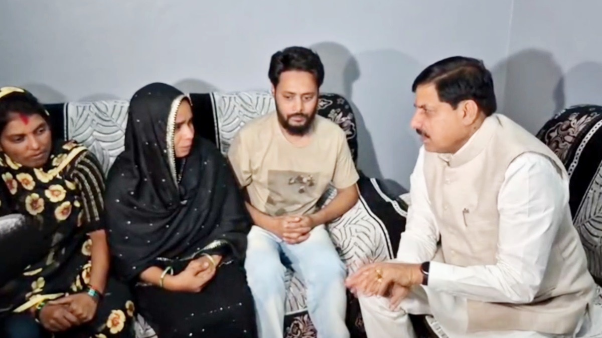 छिंदवाड़ा में पीड़ित परिवारों से मिले CM मोहन यादव.(Photo:ITG)