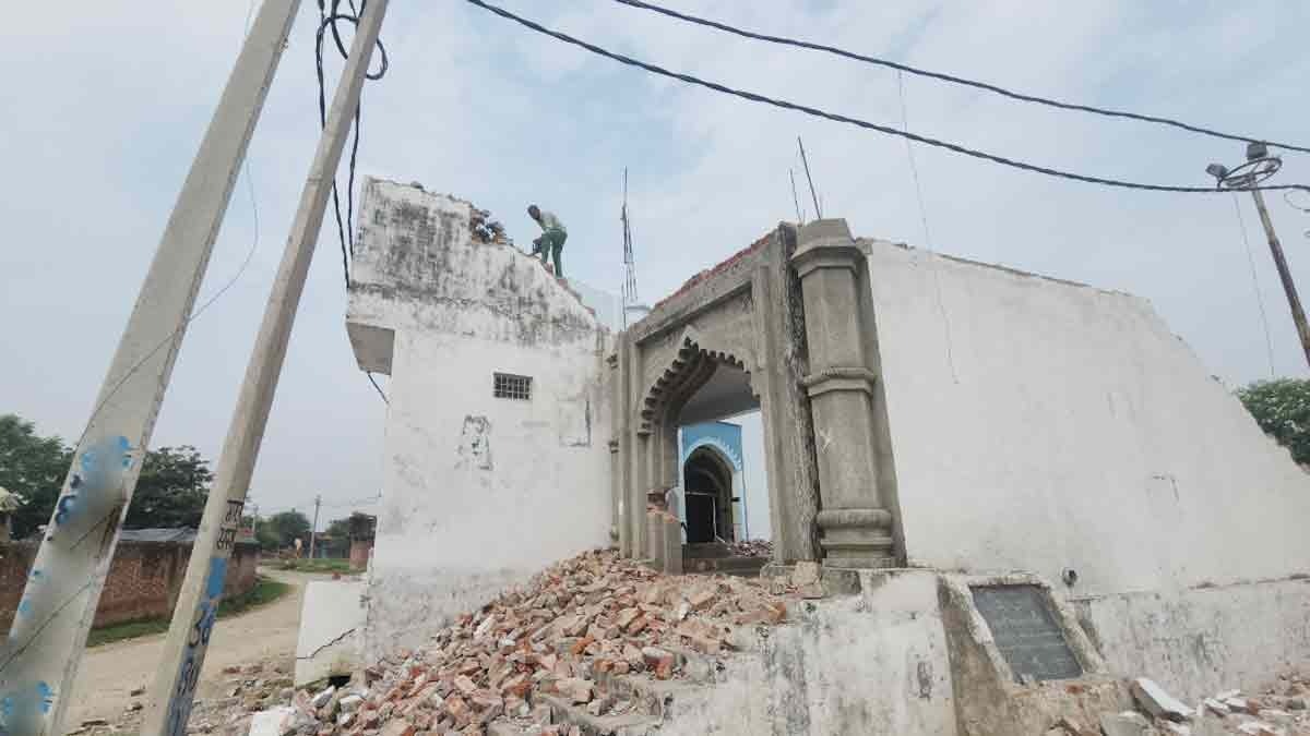 मस्जिद का ऊपरी हिस्सा तोड़ा गया (Photo: Screengrab)