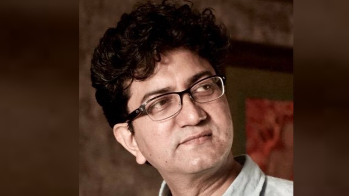 प्रसून जोशी को गीत लेखन में उत्कृष्ट योगदान के लिए सम्मान दिया जाएगा.(Photo:@prasoonjoshi_)