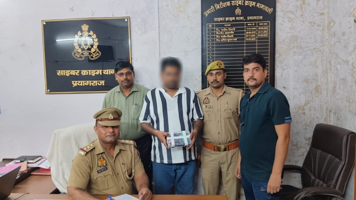 पुलिस गिरफ्त में महाकुंभ में टेंट बुकिंग के नाम पर ठगी करने वाला आरोपी. (Photo: Anand Raj/ITG)