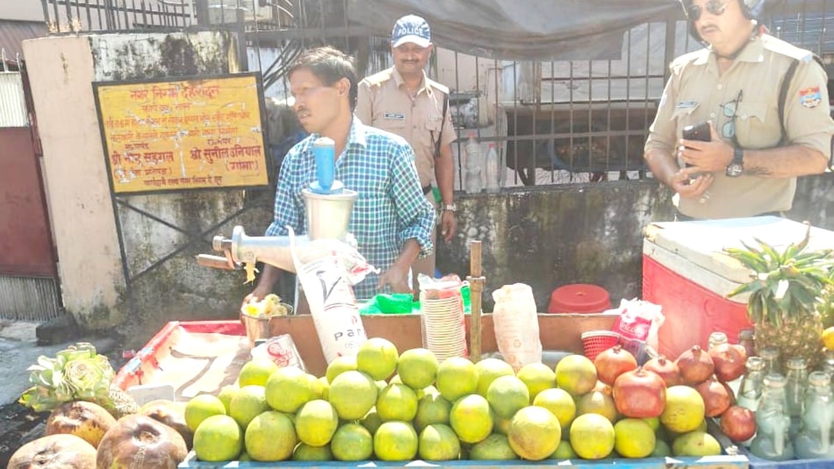 प्राइवेट पार्ट साफ कर जूस के बर्तनों पर रखा कपड़ा.