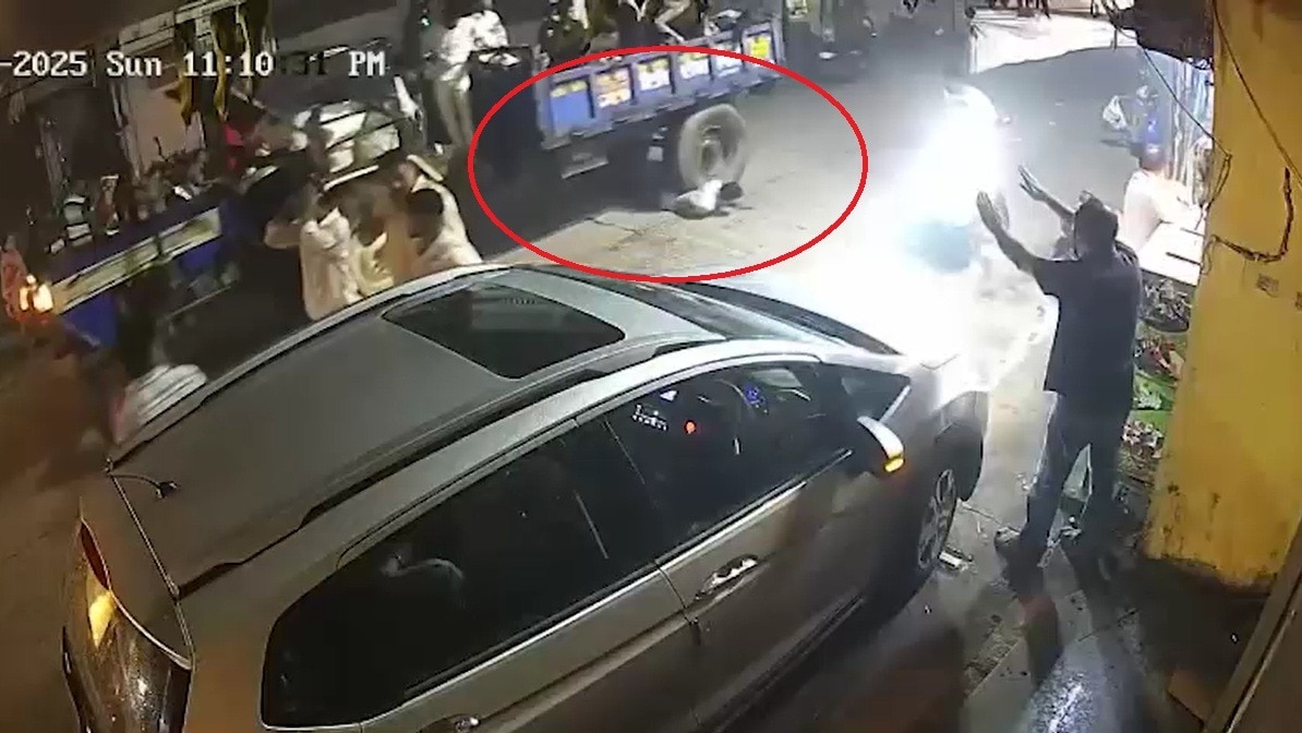 ट्रैक्टर से गिरने के बाद पहिए में फंसा युवक. (Photo: Screengrab)