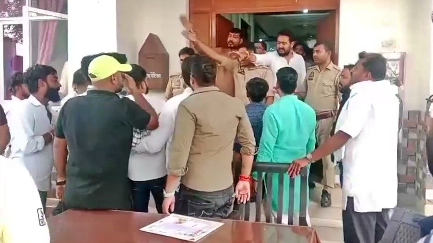 BJP workers clashed in front of the police in Azamgarh (Photo- Screengrab)