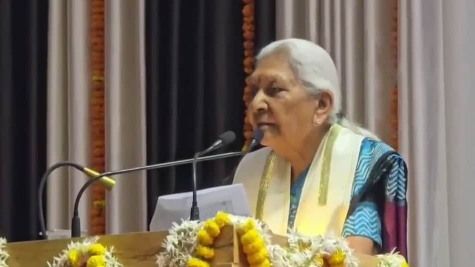 वीर बहादुर सिंह पूर्वांचल विश्वविद्यालय: दीक्षांत समारोह में आनंदीबेन पटेल को अंधेरे में बांटना पड़ा गोल्ड मेडल - up governor anandiben patel distributed gold ...