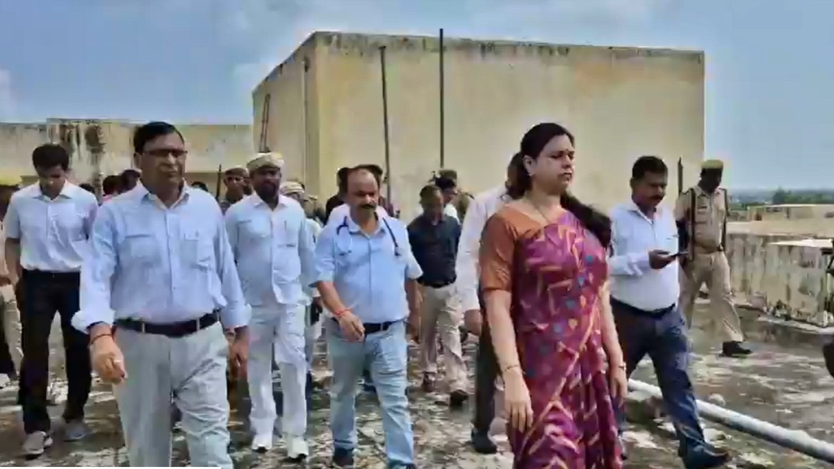 पानी की टंकी चेक करने पहुंचीं डीएम दिव्या मित्तल (Photo- Screengrab)