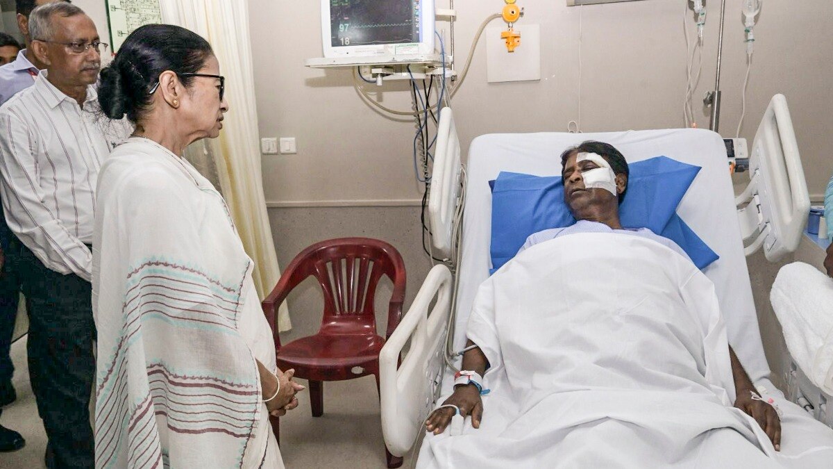 ममता ने BJP सांसद की सेहत और इलाज की जानकारी ली और परिवार को हर संभव मदद का आश्वासन दिया. (Photo: PTI)