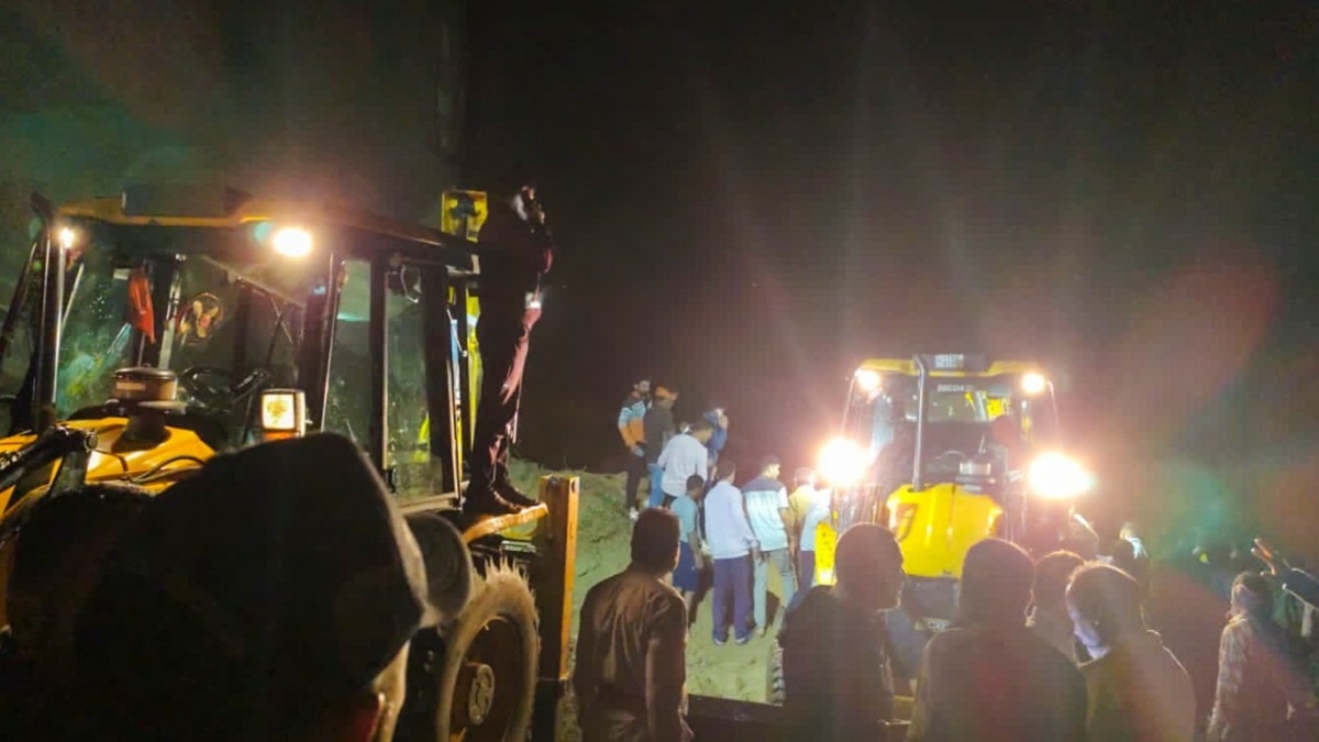 हिमाचल के बिलासपुर में लैंडस्लाइड, एक बस पर गिरा मलबा. (Photo: PTI)