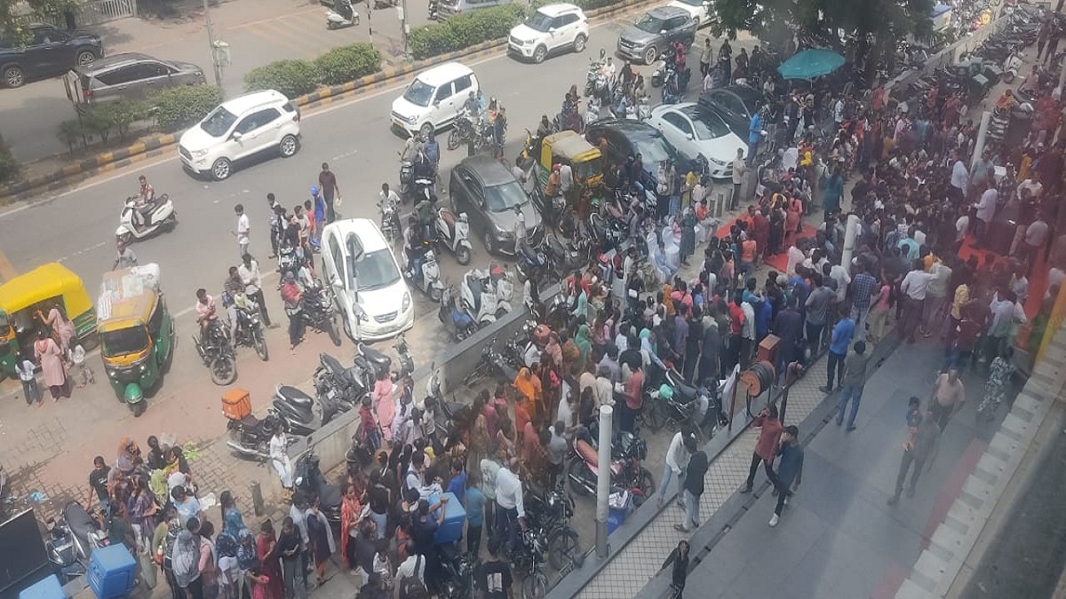 लोग सुबह उठकर आउटलेट पहुंच गए. (Photo: ITG)