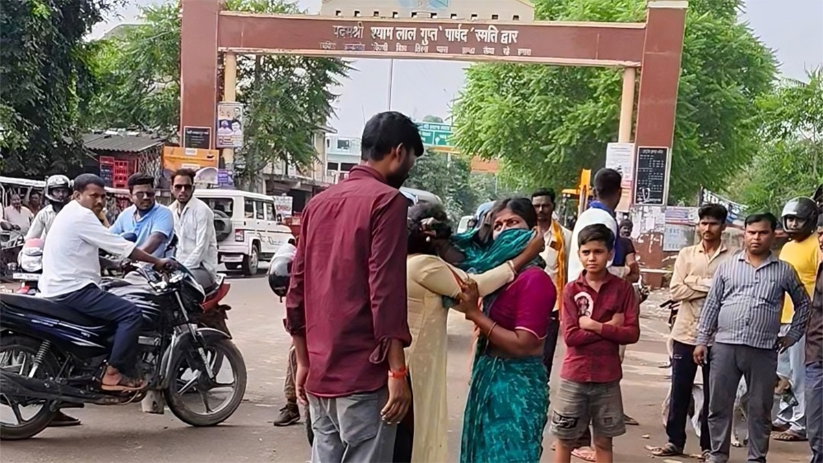 जब पत्नी बीच सड़क पर प्रेमिका को पीट रही थी तो पति खड़ा तमाशा देखता रहा   (Photo: Screengrab)