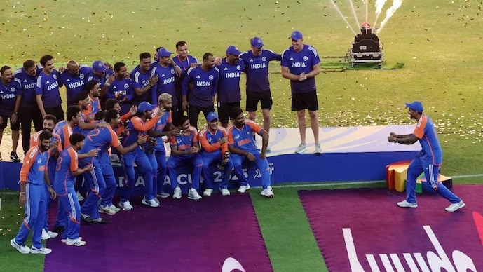 Suryakumar Yadav celebrated with the team without Asia Cup Trophy 