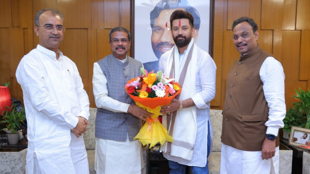 दिल्ली में बीजेपी नेताओं ने LJP-R नेता चिराग पासवान से मुलाकात की.