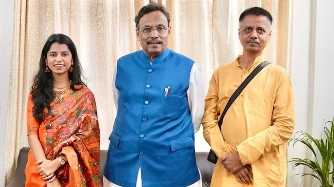 मैथिली ठाकुर के पिता बोले- एनडीए सरकार ने किया है विकास (Photo: X/Vinod Tawde)