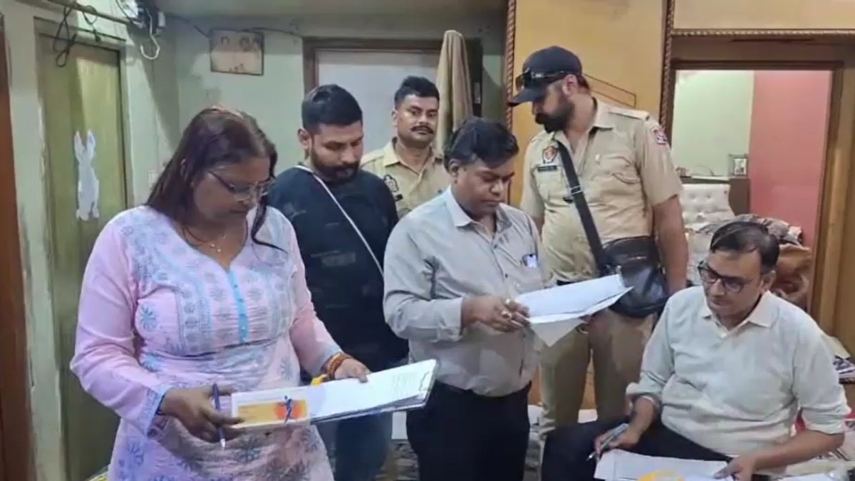 फर्म में छापेमारी करती ड्रग विभाग की टीम.  (Photo: Screengrab)