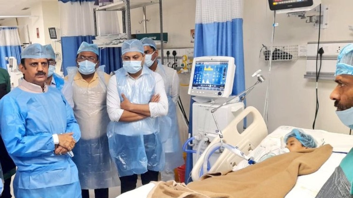 नागपुर में भर्ती बीमार बच्चों को देखने पहुंचे डिप्टी CM राजेंद्र शुक्ल.(Photo:@rshuklabjp)