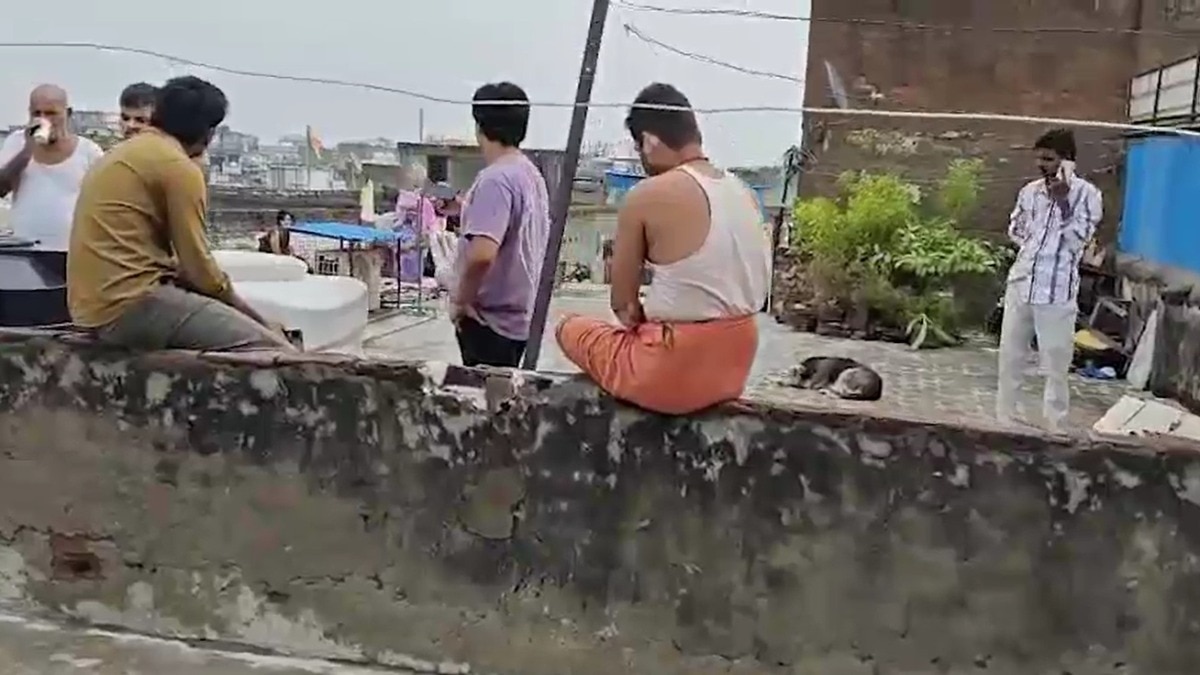 दिल्ली: टलहने के दौरान छत से गिरीं दो युवतियां, एक की मौत... एक की हालत गंभीर