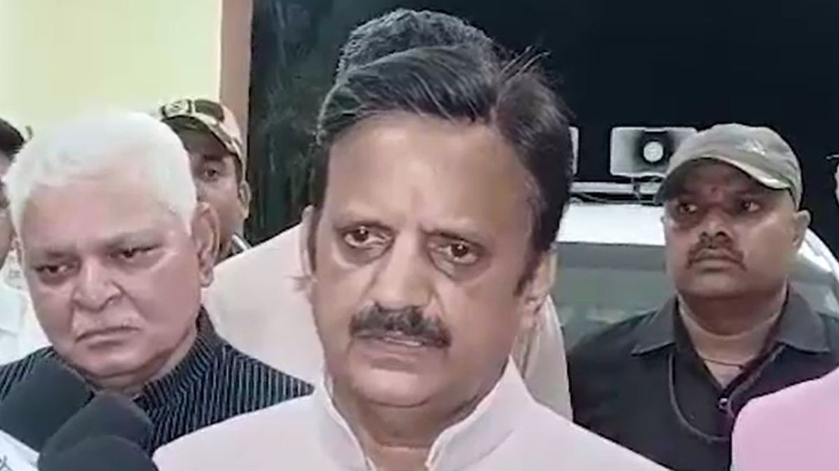 नागपुर पहुंचकर डिप्टी सीएम ने पीड़ित परिवारों से जाना हाल. (Photo: Screengrab)