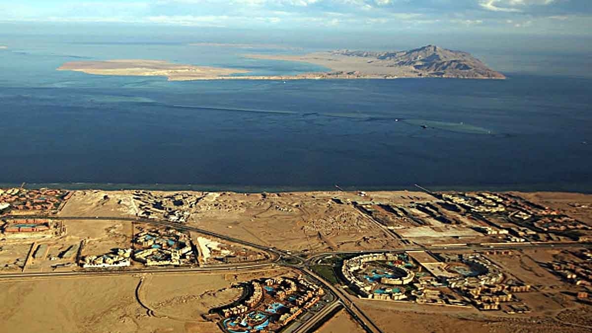 ये तस्वीर मिस्र के सिनाई प्रांत के ऊपर एक विमान से ली गई है, जिसमें लाल सागर दिख रहा है. (File Photo: Getty)