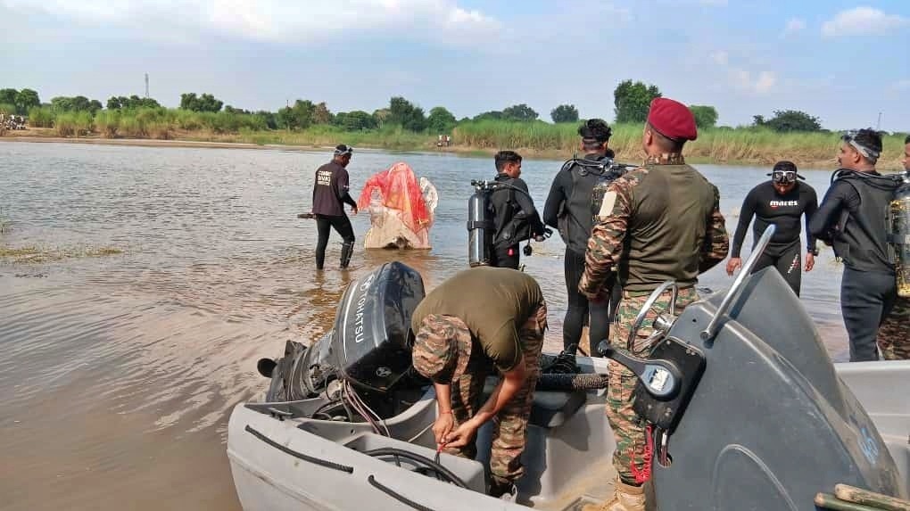 आगरा में नदी में चलाया जा रहा रेस्क्यू ऑपरेशन पूरा (photo- itg)