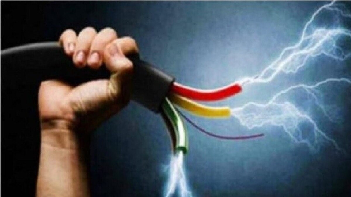 युवक को करंट से बचाने में मां और दादी ने भी गंवाई जान (Photo: Representational Image)