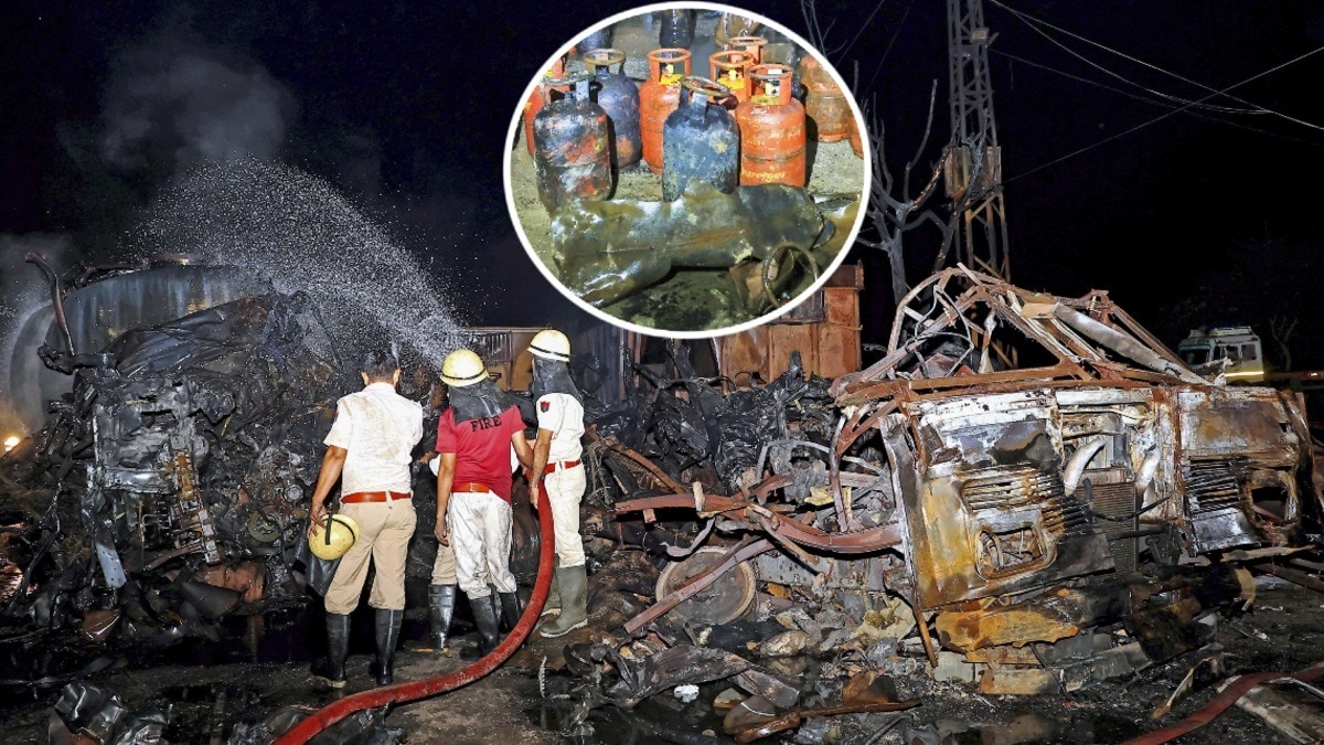 सिलेंडर ब्लास्ट से लगी आग से ट्रक पिघल गया.(Photo:PTI)