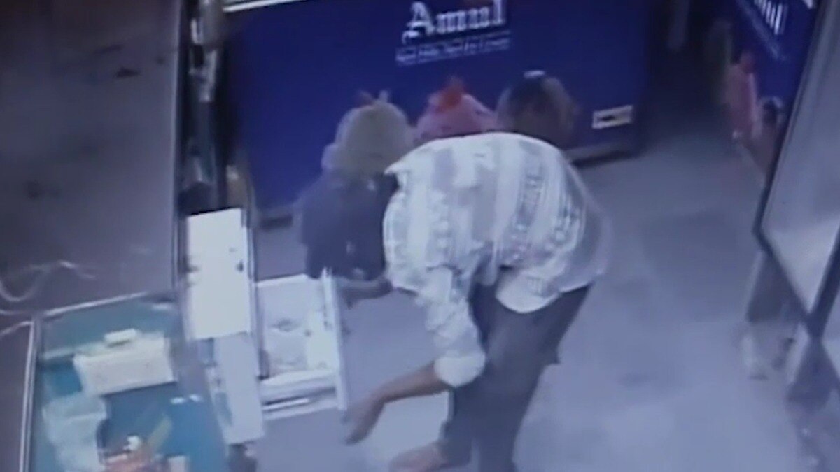 शॉप में घुसकर चोरी करता चोर. (Photo: Screengrab)