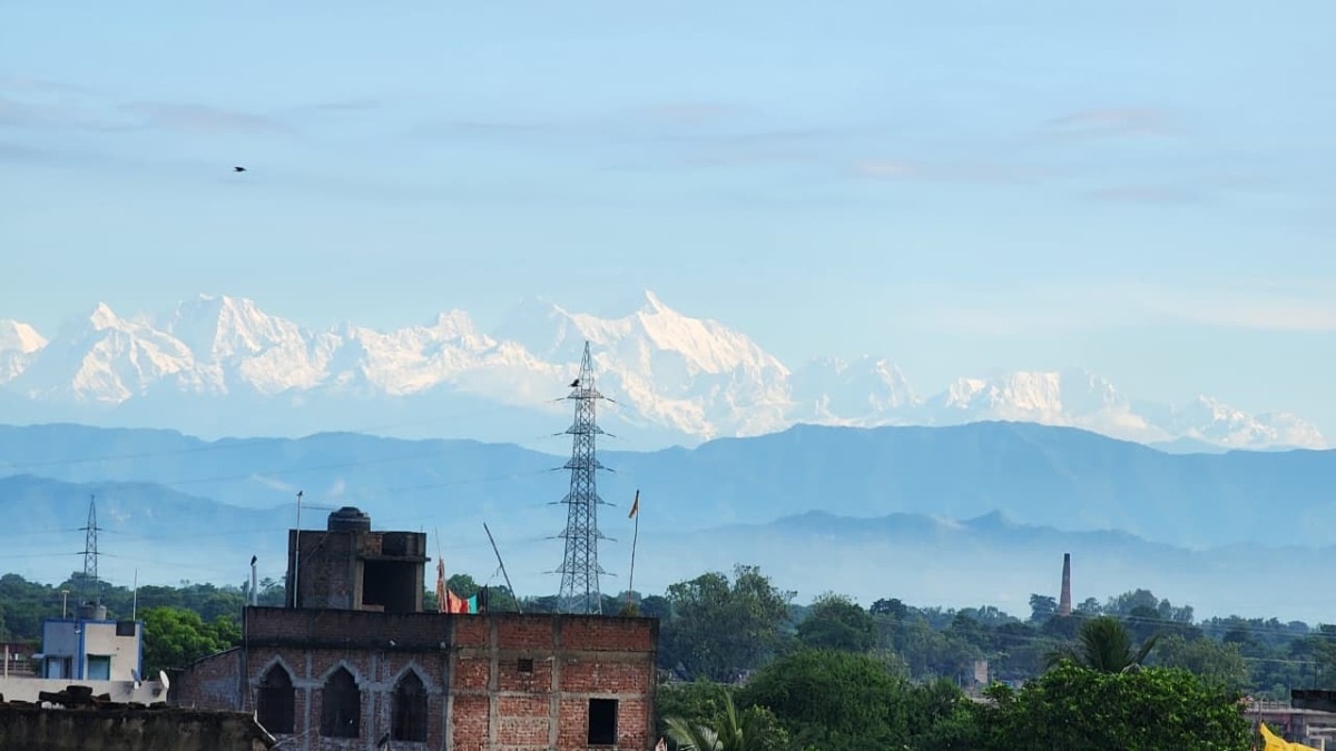 बिहार में छतों से दिखाई दे रहा माउंट एवरेस्ट (Photos: डॉक्टर त्रिपुरारि प्रसाद, गिरधारी सराफ और पीयूष कुमार) 