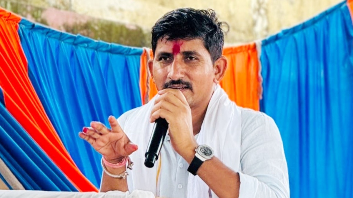 चंद्रवीर सिंह नाम के एक यूजर ने सांसद को धमकी दी.(Photo:FB/Rajkumar Roat)