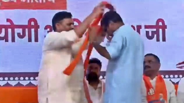 वाराणसी में दो बीजेपी विधायक मंच पर आमने-सामने (Photo- Screengrab)