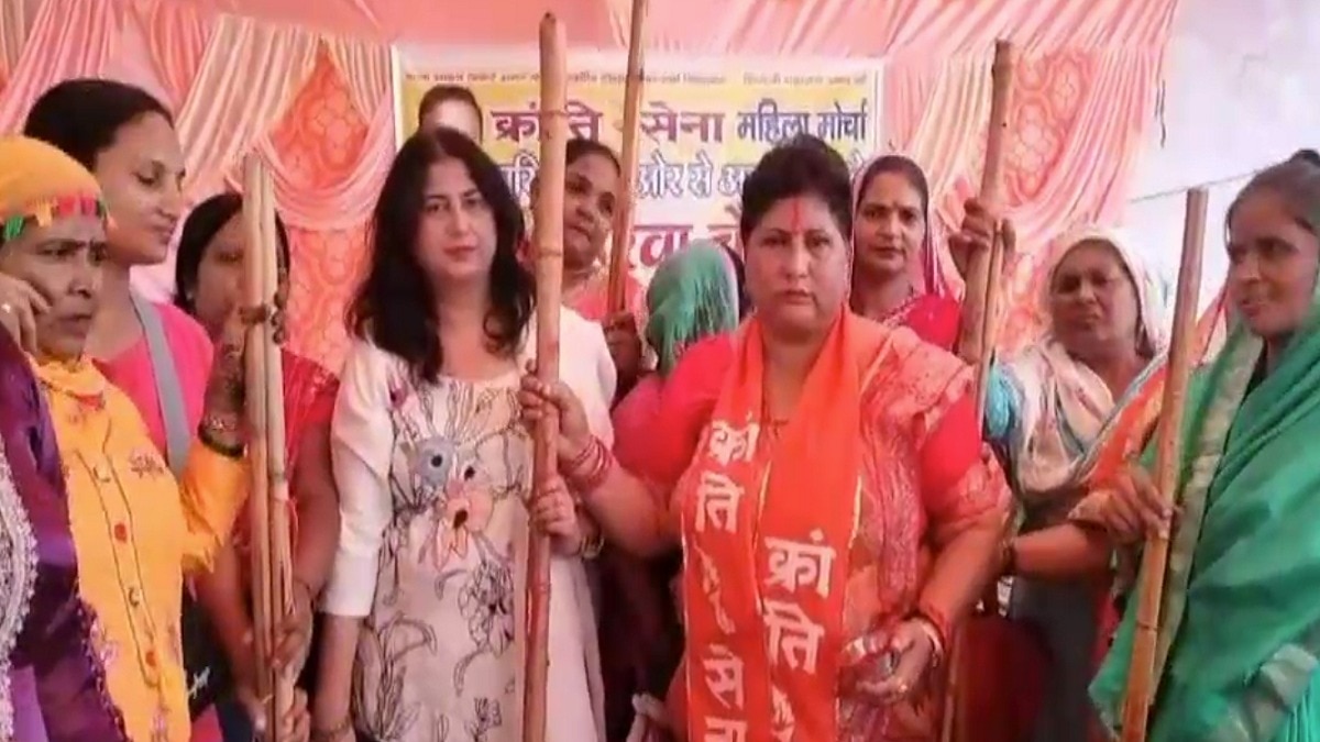 महिलाएं हर दुकान में जाकर आधार कार्ड की जांच करेंगी. (Photo: Screengrab)