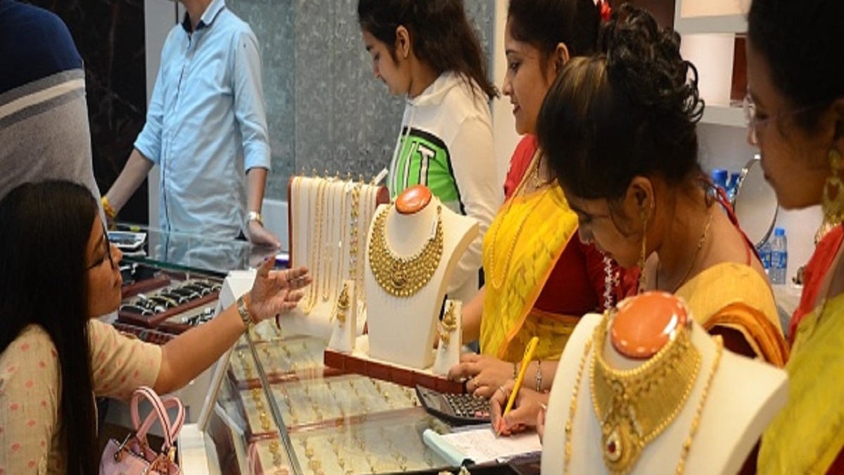 Gold Silver Rate Hits Record: बुधवार की शाम टूट गया रिकॉर्ड, चांदी डेढ़ लाख के पार... करवाचौथ से पहले सोने का ये हाल!