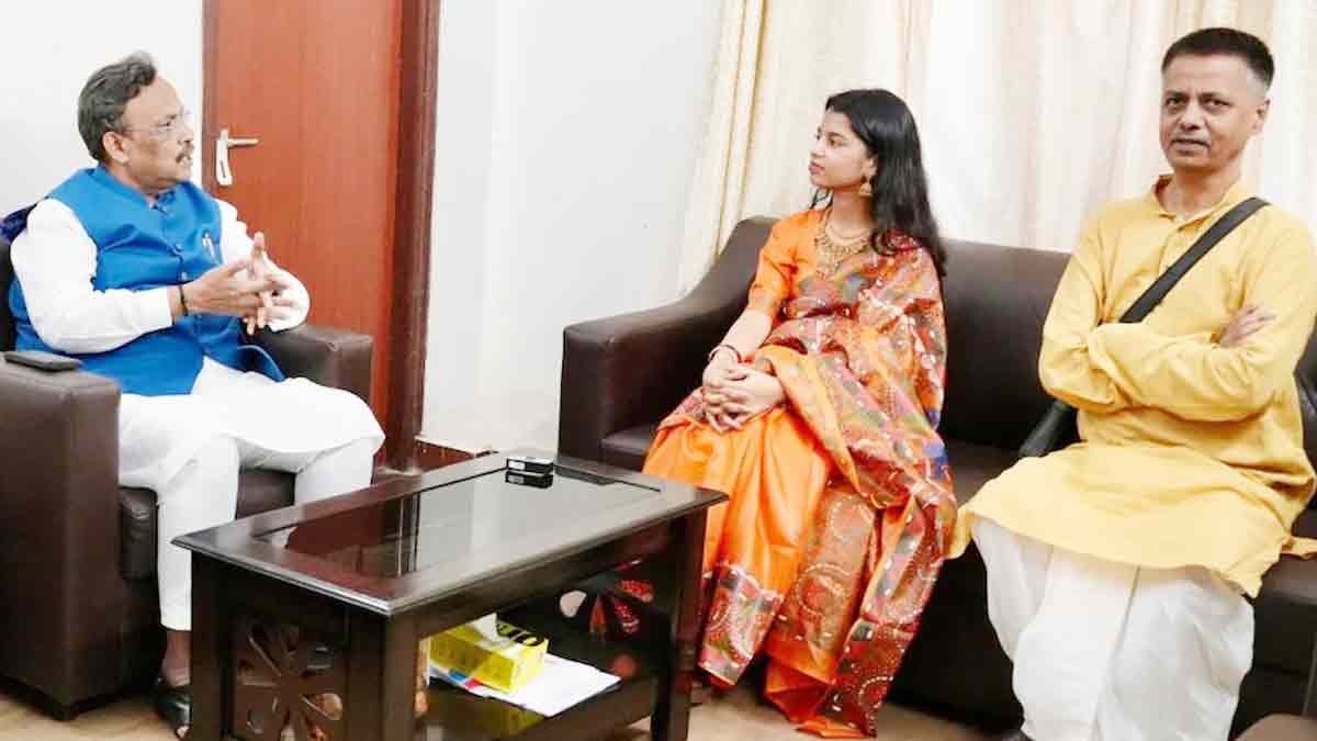 मैथिली ठाकुर ने बिहार BJP प्रभारी विनोद तावड़े से मुलाकात की थी. (Photo: PTI)