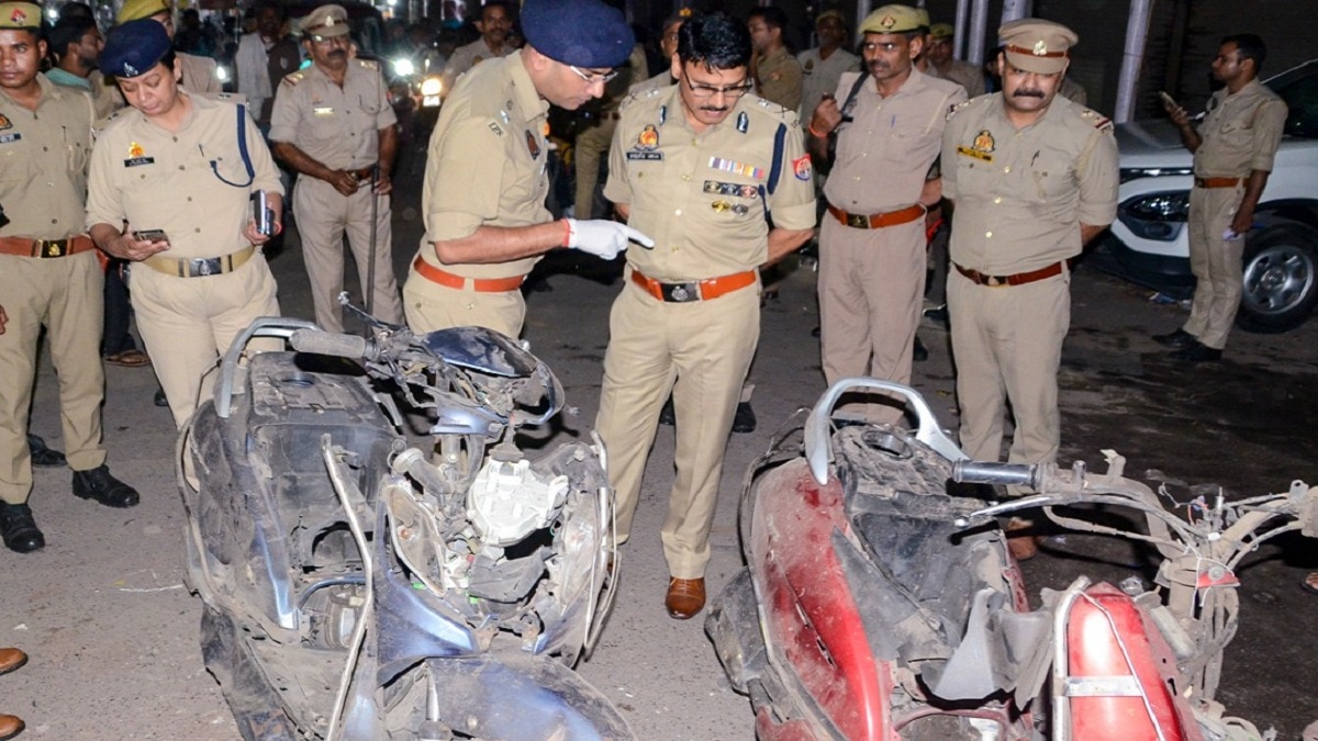 Kanpur Blast: कानपुर में सड़क किनारे खड़ी दो स्कूटी में जोरदार धमाका, बुरी  तरह झुलसे 8 लोग - kanpur explosion in scooter parked on road many people  injured lclnt - AajTak
