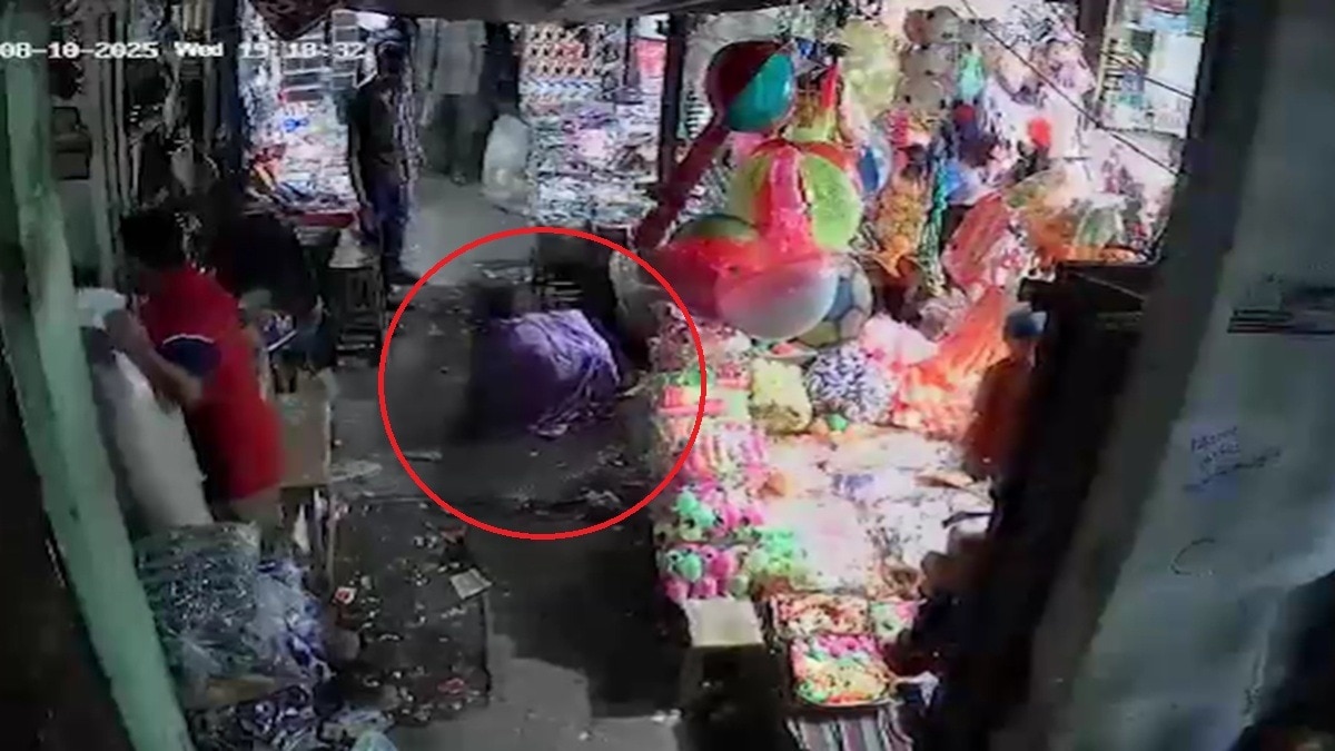 हाथ फैलाए मदद मांगती कानपुर ब्लास्ट में जली महिला (Photo: ITG)