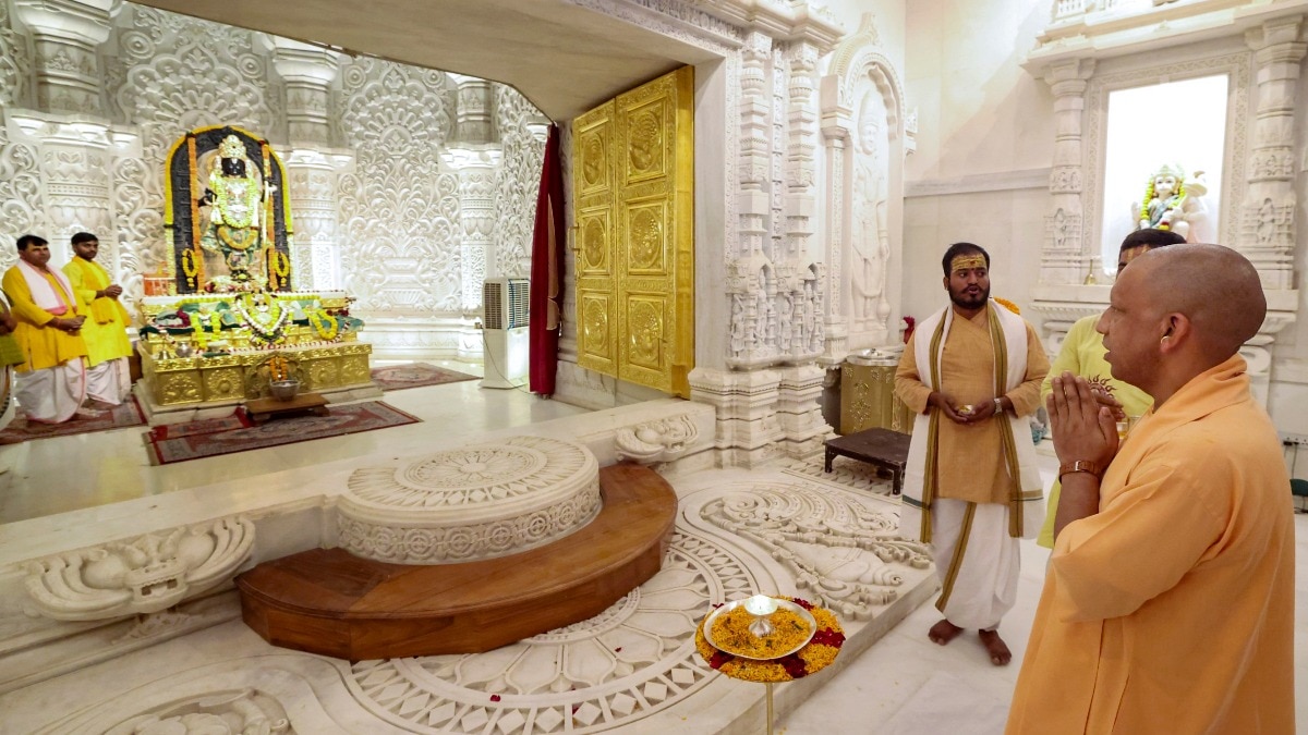 राम मंदिर में पूजा करते सीएम योगी आदित्यनाथ (Photo : ITG)