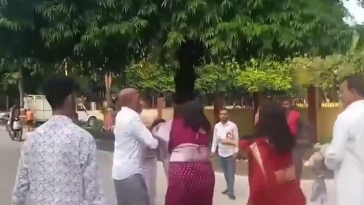 कंवोकेशन के बाद मैडम ने छात्र को पीटा, नोंचे बाल (Photo: ITG)