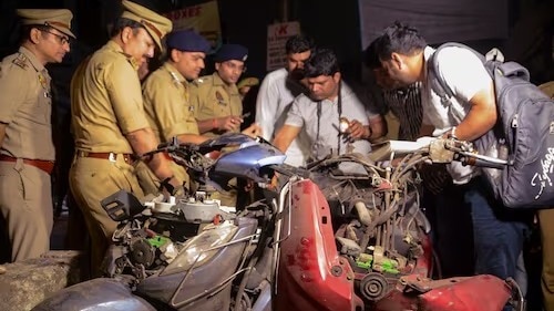 धमाके के बाद स्कूटी की जांच करते पुलिस अधिकारी (Phot: PTI)