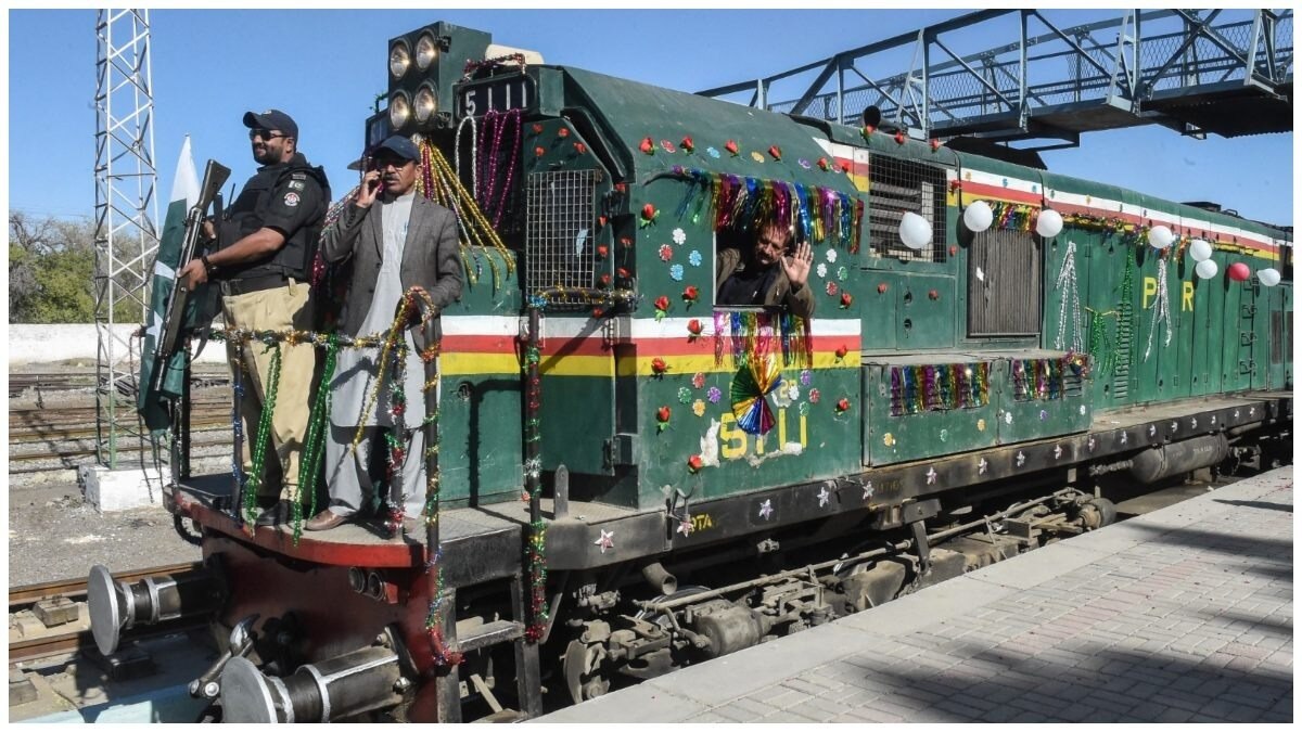 क्यों पाकिस्तान की इस ट्रेन को कहा जाता है दुनिया की सबसे खतरनाक ट्रेन?