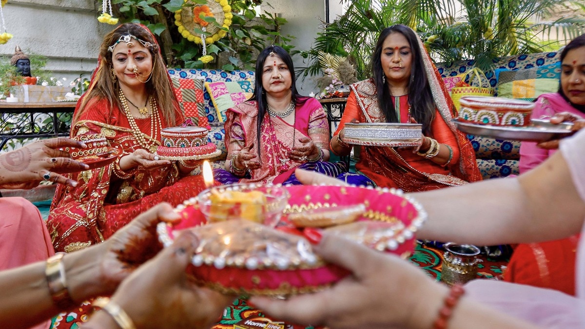 करवा चौथ पर सोलह श्रृंगार का महत्व (Photo: PTI)
