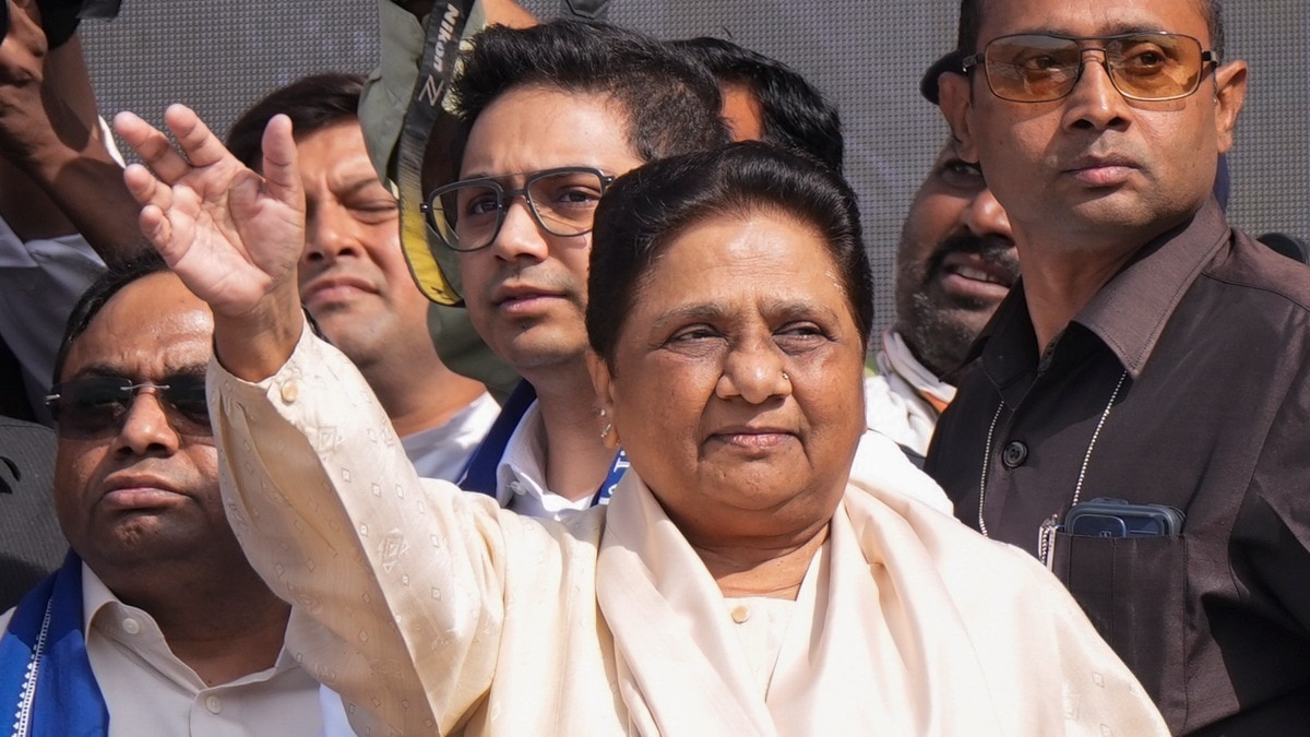 Mayawati waving greeting BSP workers in Lucknow rally