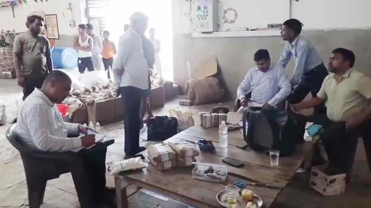 850 किलो नकली मावा और केक बरामद (Photo: Screengrab)