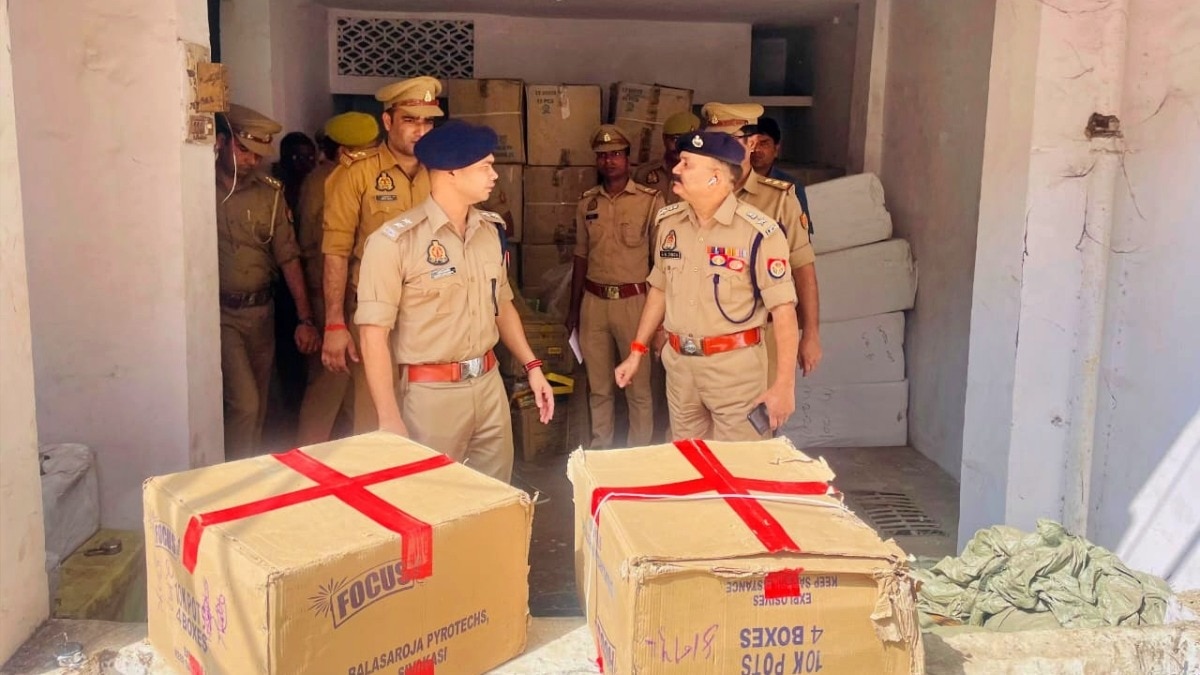 कानपुर में एक गोदाम से लगभग 60 क्विंटल अवैध पटाखे बरामद (Photo- ITG)