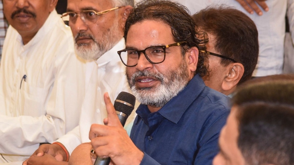 प्रशांत किशोर ने तेजस्वी यादव के हर घर एक सरकारी नौकरी के वादे को खोखला चुनावी नारा बताया.. (File Photo- PTI)