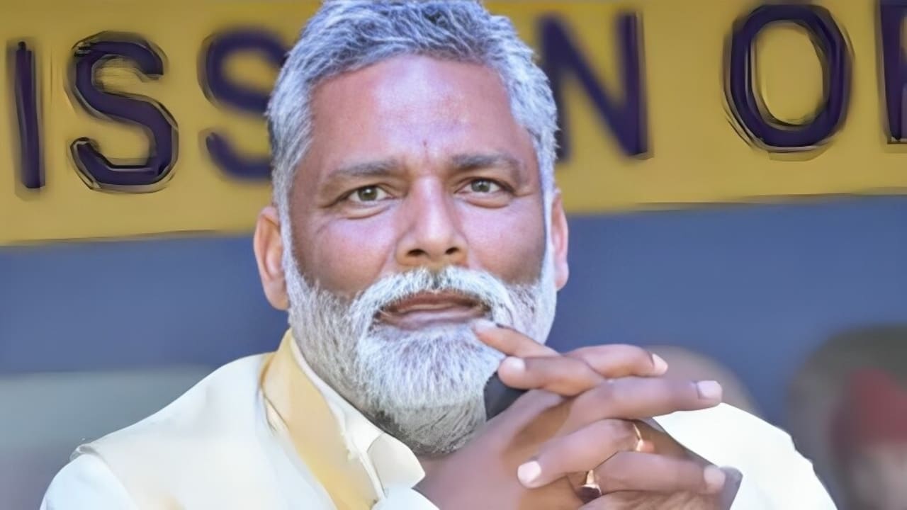 पप्पू यादव ने बिहार में बाढ़ पीड़ितों को बांटा कैश, आचार संहिता के उल्लंघन का आरोप - Pappu Yadav Distributed Cash Money Flood Victims Hajipur ntc - AajTak