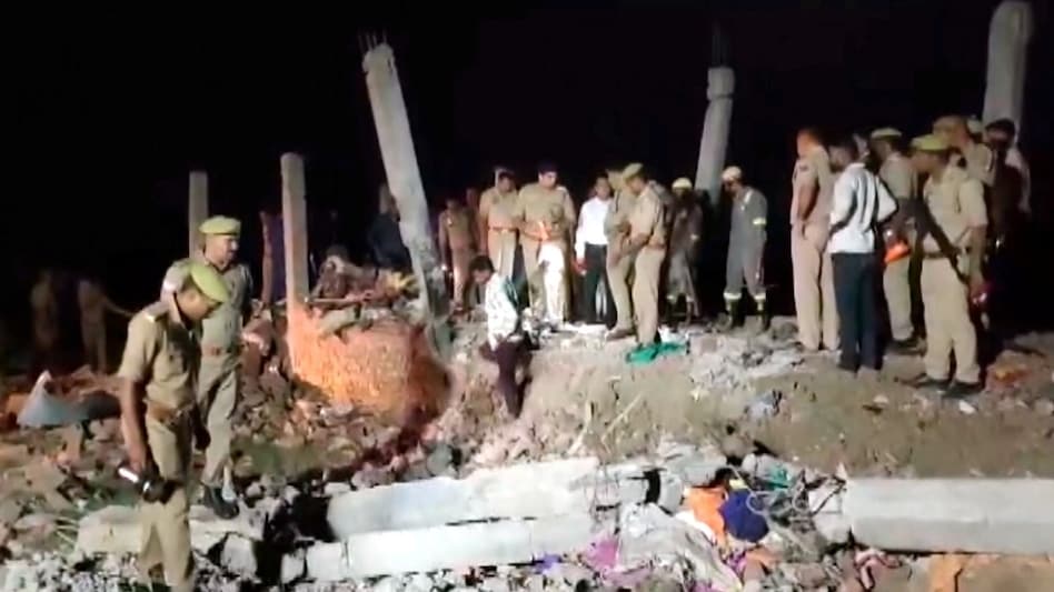 Ayodhya में शक्तिशाली विस्फोट में 5 लोगों की मौत 2 अयोध्या में सिलेंडर ब्लास्ट से मकान ढहा, 5 की मौत, मलबे में कई के दबे होने की आशंका - ayodhya purakalander house collapse gas blast lclar - AajTak