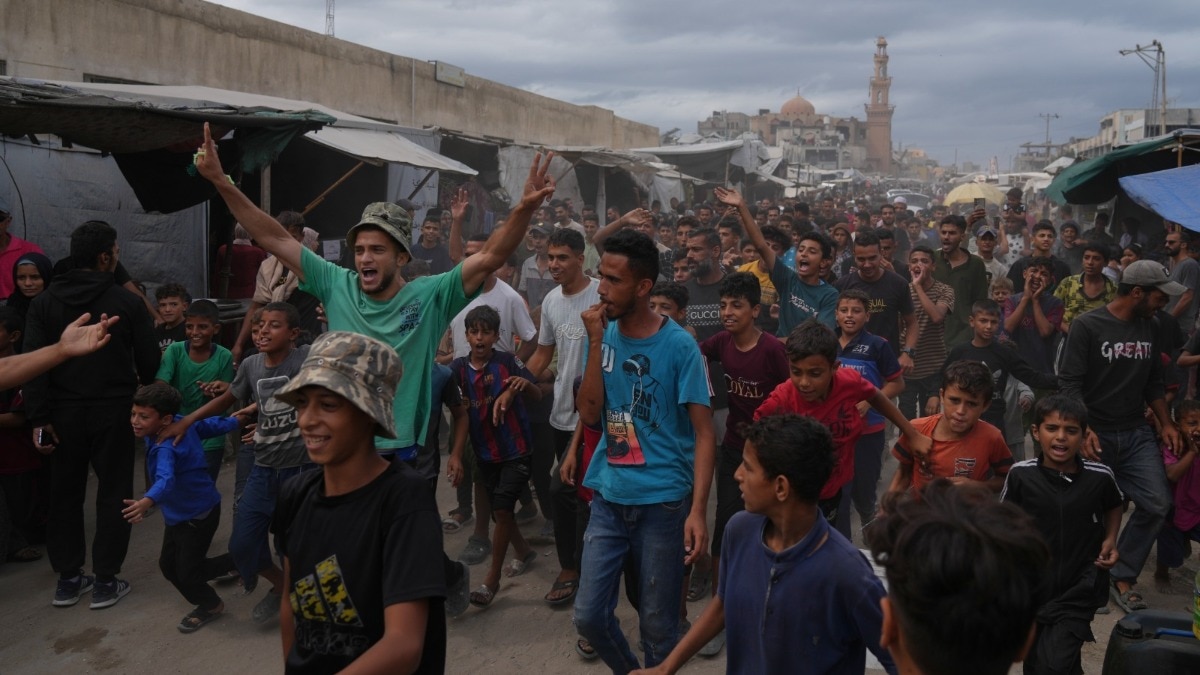 समझौते के बाद राहत एजेंसियों के सैकड़ों ट्रक भोजन, दवाइयां और मानवीय सहायता लेकर गाजा में प्रवेश करेंगे. (File Photo- AP)