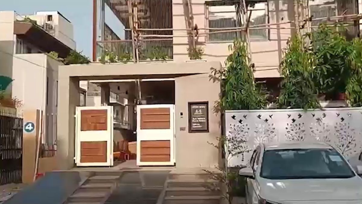 रिटायर्ड इंजीनियर के यहां मिली करोड़ों की संपत्ति. (Photo: ITG)